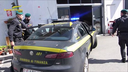 Prato, maxi sequestro di capi d'abbigliamento