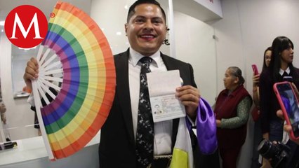 Emiten primer pasaporte NO BINARIO en México; Ebrard entrega documento a MAGISTRADE Ociel Baena