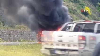Seyir halindeki otomobil alev alev yandı