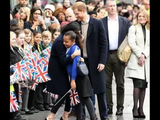 "È così naturale essere una reale" Il momento "adorabile" di Meghan con una giovane fan diventa vira