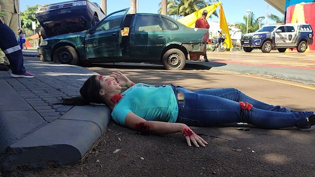 Simulação de acidente com vítimas é realizada em frente ao Teatro