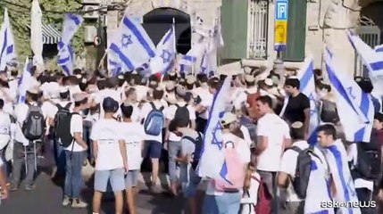 Attivisti bloccano coloni diretti alla Marcia delle Bandiere