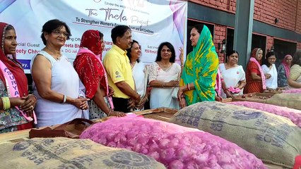 Video...स्वावलंबी बनाने के लिए 10 महिलाओं को दिया कमाई का जरिया