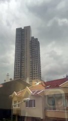 O momento em que um sofá 'voa' durante uma tempestade na Turquia