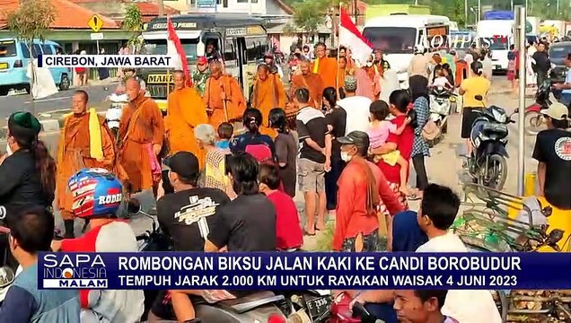 Junjung Toleransi, Warga Cirebon Bagikan Air Mineral untuk Biksu yang Lakukan Perjalanan Spiritual