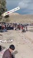 Afgan mülteciler Türkiye sınırında: Yüzlerce erkekten oluşan grup ülkeye giriş yapıyor