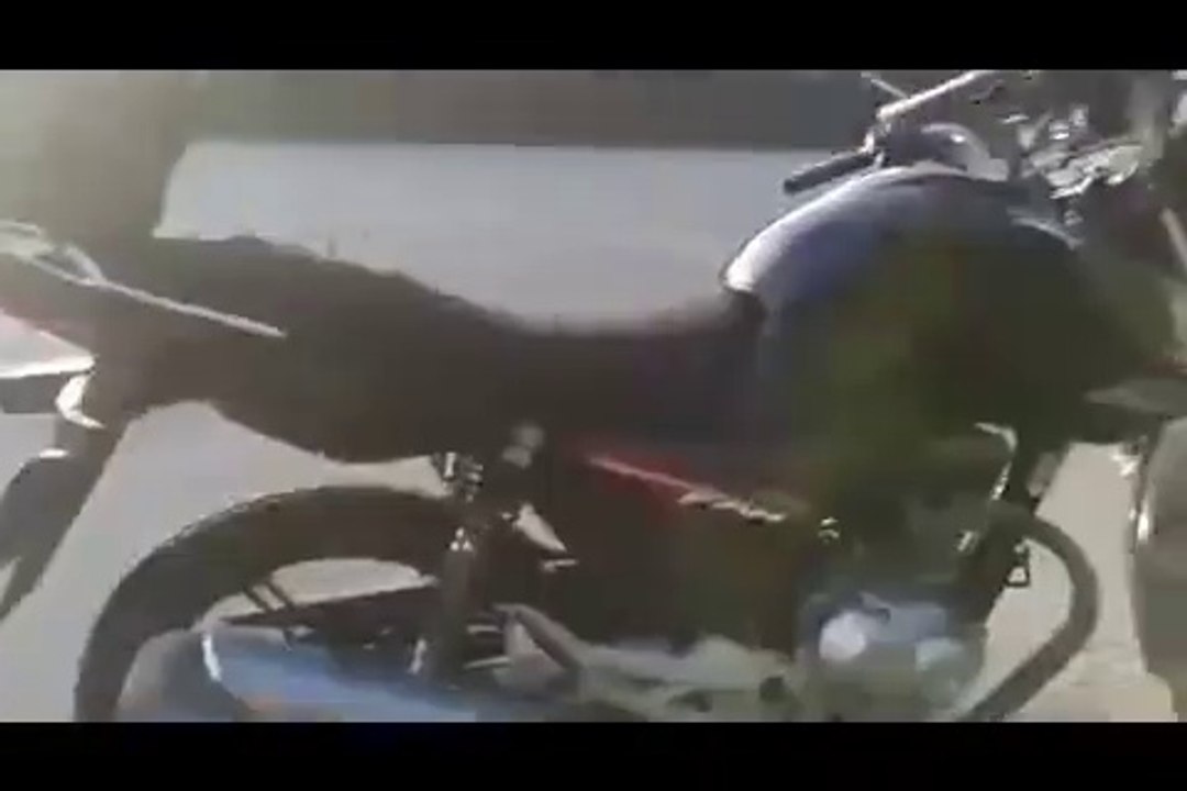Infelizmente a minha quinta Feira foi assim logo 7:20 horas da manhã  Pneu furado na Fernão Dias tive que impura a moto por 1:40 horas