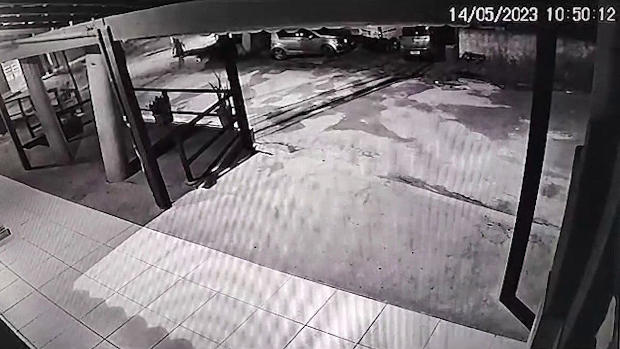 Câmeras de segurança registram momento em que o motorista passa com carro duas vezes por cima da vítima em Niterói