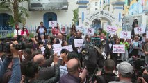 شاهد: وقفة احتجاجية في تونس تطالب بالحريات بعد الحكم بسجن صحافي 5 سنوات