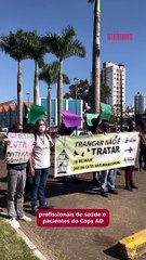 Profissionais de saúde e pacientes protestam por nova sede do Caps AD