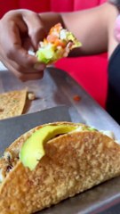 Comiendo unos tacos.