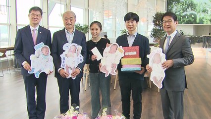 복지부 차관 '네쌍둥이 부모' 축하방문...임산부 지원 약속 / YTN