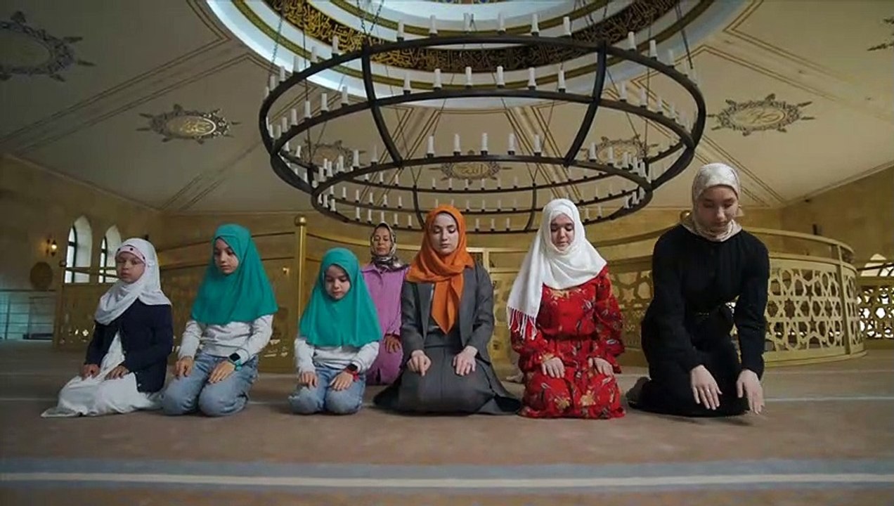 Perlukah memastikan tapak tangan kena pada sejadah untuk bersujud ketika solat?