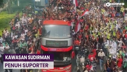 Tumpah Ruah, Warga Sambut Arak-arakan Kontingen Indonesia di Kawasan Sudirman