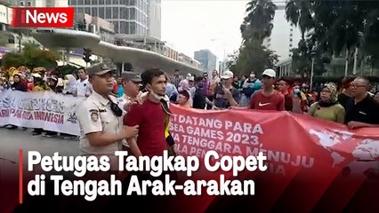 Copet Beraksi di Tengah Arak-arakan Kontingen Indonesia