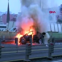 Haliç Köprüsü'nde otomobil alev alev yandı