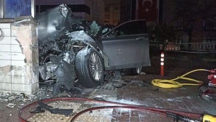 Alt geçide çarpıp metrelerce savruldu: 3 ölü