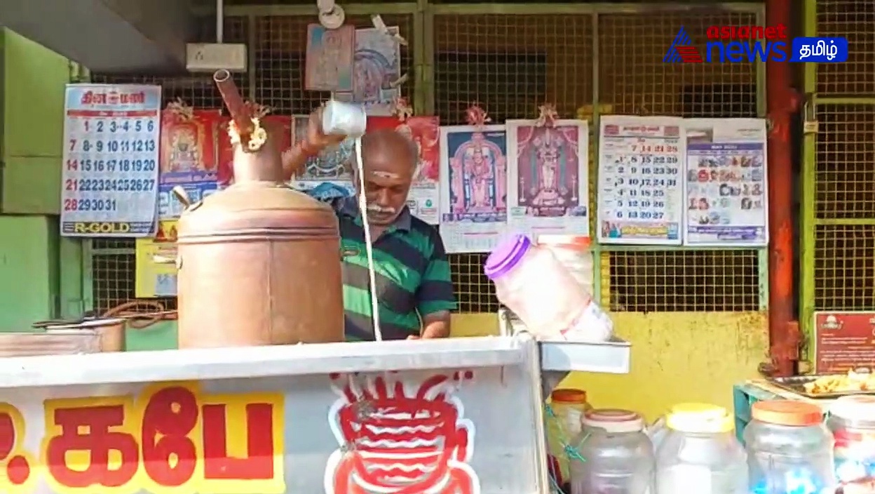Viral Vidoe : டீக்கடைக்காரரிடம்  தினமும் பால் ஏடை வாங்கி சாப்பிடும் காகம்!