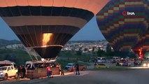 Kapadokya'da balonlar Atatürk posterleri ve Türk Bayrakları ile havalandı