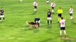 Au Chili, un chien s'invite en plein match de foot et prend le ballon !