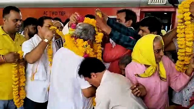 रेलवे स्टेशन पर संत राजेश लाल का स्वागत