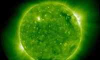 عالم أميركي في وكالة ناسا الفضائية يكشف حقيقة مذهلة عن الشمس... لونها أخضر!