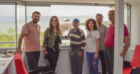 4 yavru dünyaya getiren Yaren leylek yuvasını Balıkçı Adem'in evinin yanına taşıdı