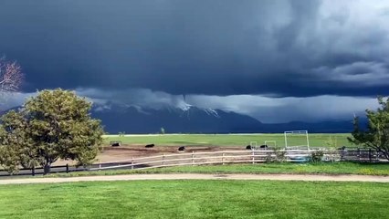 Il filme une tornade incroyable au sommet d'une montagne