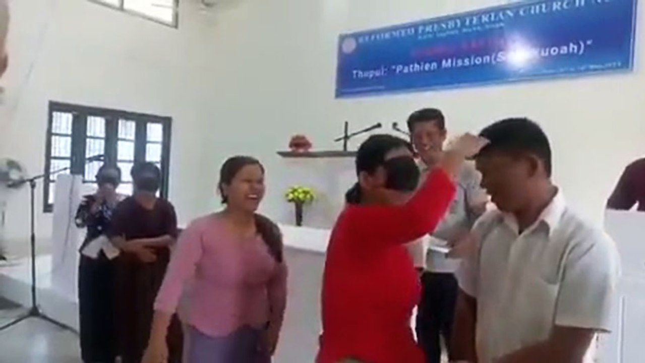 Elle reconnait son mari les yeux bandés