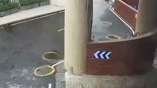 Une femme sort d'un parking sous-terrain