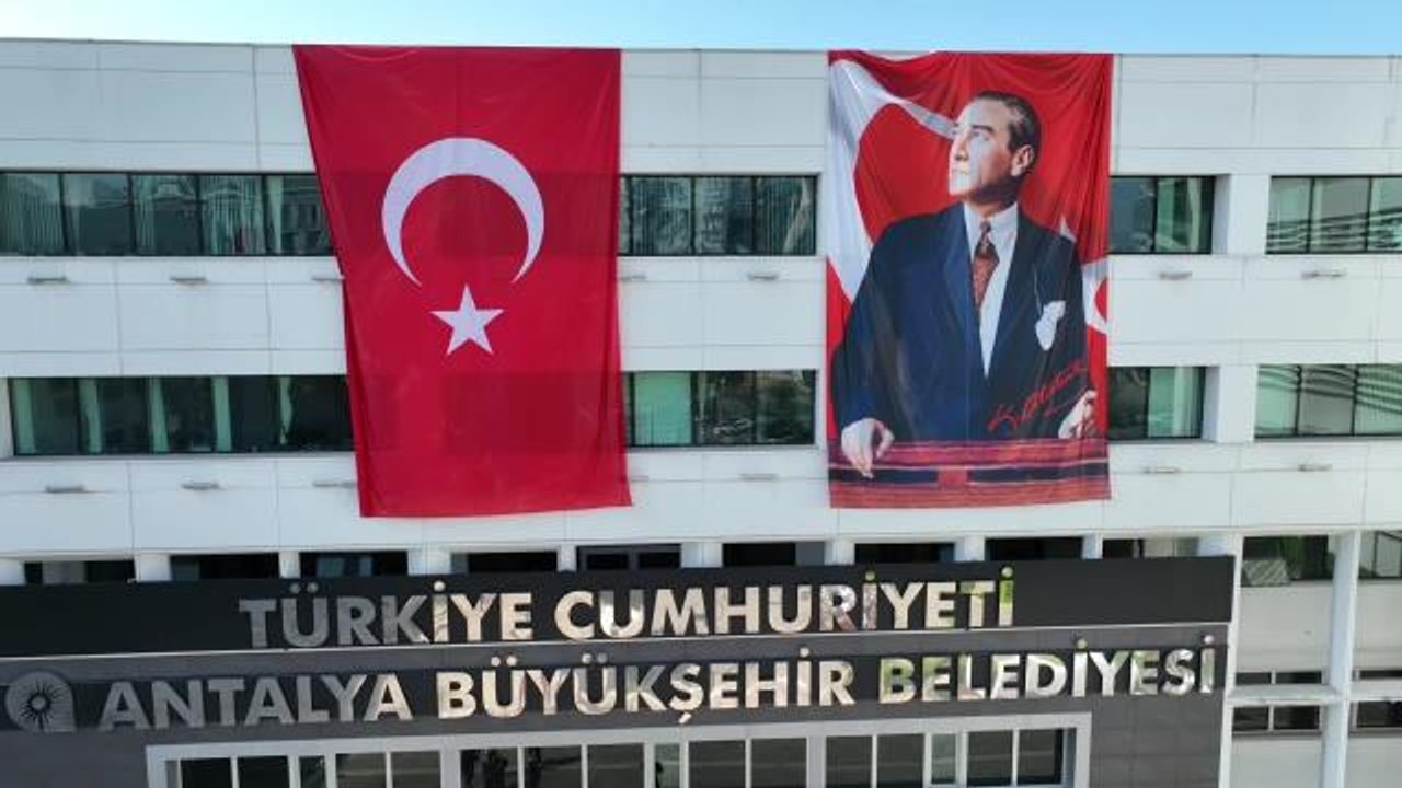 Antalya Büyükşehir Belediye Başkanı Böcek, 19 Mayıs Dolayısıyla Atatürk Anıtı'na Çelenk Sundu