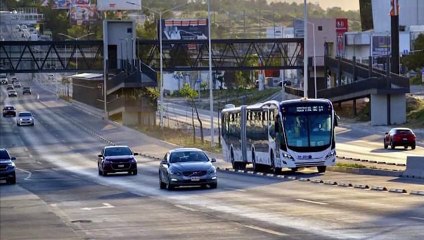 Insisten automovilistas en invadir carril de Mi Macro Periférico