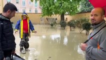 Alluvione Emilia Romagna, a Faenza si spala sotto la pioggia - Video