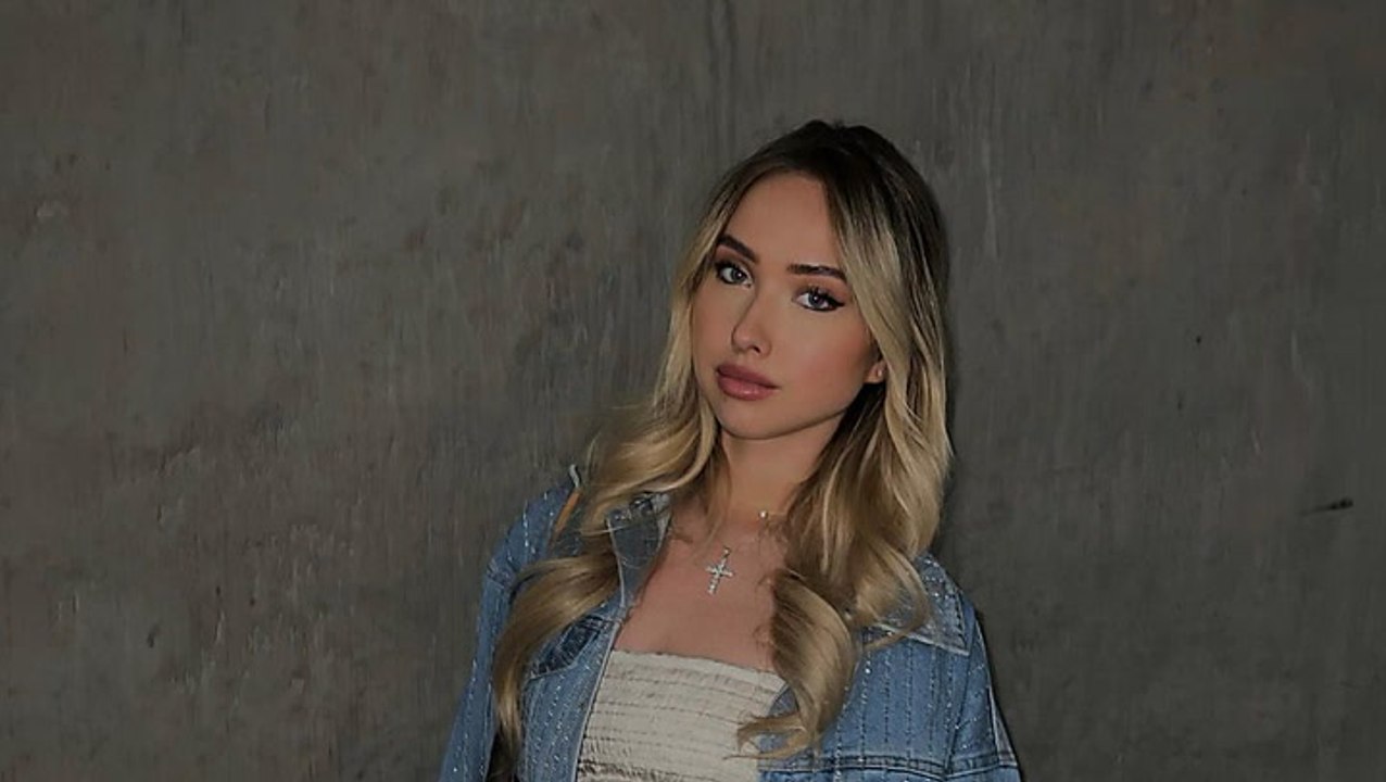 Heißer geht kaum: Shania Geiss im Mini-Crop-Top