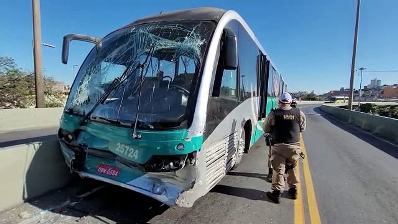 Acidente entre dois ônibus deuxou seis pessoas feridas no Centro de BH