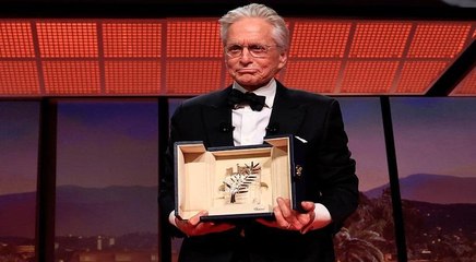 دموع مايكل دوجلاس أثناء استلام جائزته وتكريمه في مهرجان كان 2023
