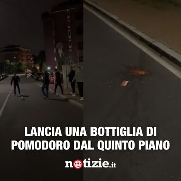 Ragazzi giocano a palla in strada: la signora lancia loro una bottiglia di pomodoro