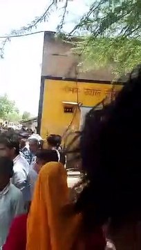 टेम्पो पर बस चढ़ाने का प्रयास, चालक से मारपीट....देखें वीडियो