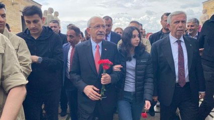 Kılıçdaroğlu ve gençlerden Anıtkabir’e ziyaret