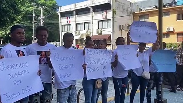 Familiares y amigos piden “justicia por Joshua en Palacio de Justicia de Ciudad Nueva