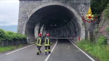 Lecco, frana provoca crollo in galleria. Bloccata strada e ferrovia