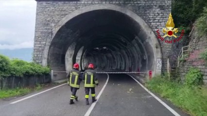 Lecco, frana provoca crollo in galleria. Bloccata strada e ferrovia