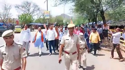 कलक्ट्रेट में प्रवेश को लेकर बीजेपी नेताओं व पुलिस में कहासुनी, जाम लगाने का प्रयास