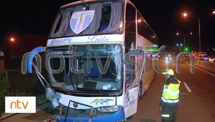 "¡Pensé que caímos al barranco!": Flota impactó contra una camioneta, no respetó semáforo