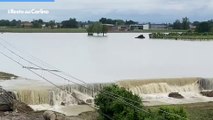 Il video dell'acqua che supera l'argine e i lavori per farla defluire