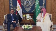 ولي العهد السعودي يلتقي الرئيس المصري على هامش اجتماعات القمة العربية