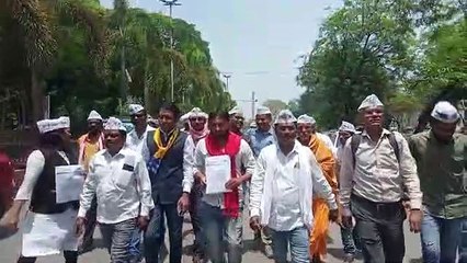 कार्यकर्ता व पदाधिकारियों ने नारेबाजी कर पैदल मार्च निकाला