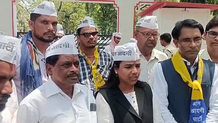 कार्यकर्ता व पदाधिकारियों ने नारेबाजी कर पैदल मार्च निकाला