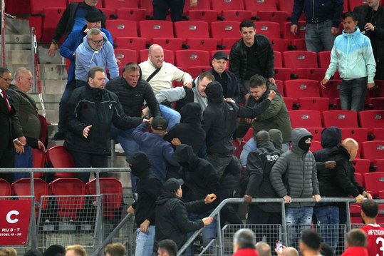 Attaque d’ultras néerlandais, bagarre avec les joueurs anglais : la demie de Ligue Europa Conférence dégénère