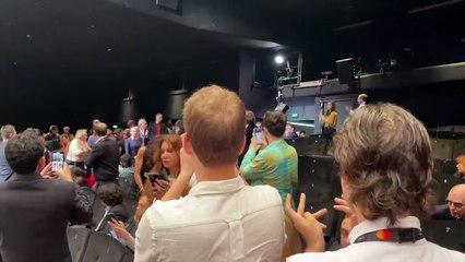 Nuri Bilge Ceylan Cannes Festivali'nde gösterim yapılacak salona geldiğinde büyük alkış koptu